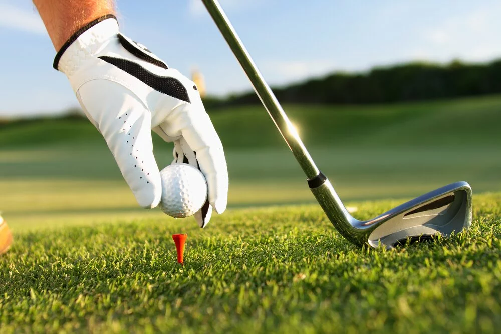 Golfball auf Tee